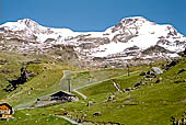 Salita al Passo dei Salato tra la Valsesia e la Valle del Lys (2.950 metri slm). Il massiccio del Monte Rosa, le vette del Lyskamm (4.527 m) e la Piramide Vincent (4215 m).